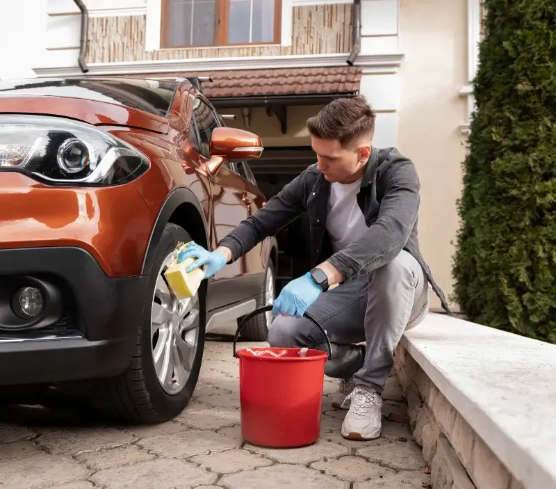 Lavage auto à domicile Sainte-Christie : professionnel intervenant sur un véhicule